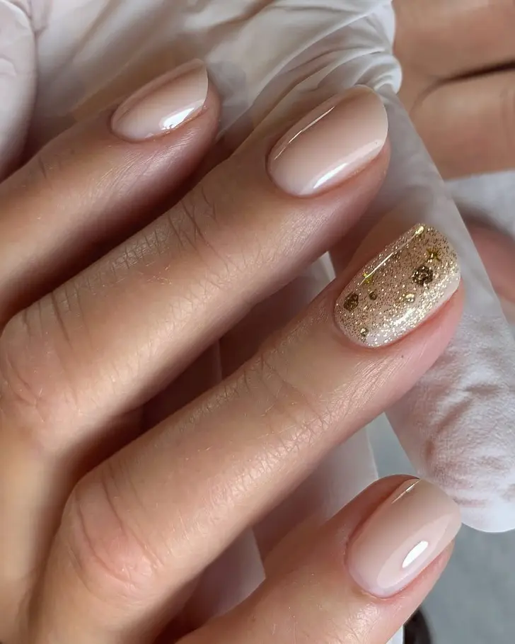 Молочный маникюр с одним золотым ногтем
