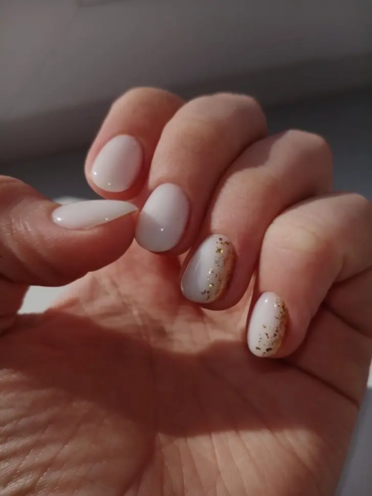 Молочный маникюр с золотой фольгой