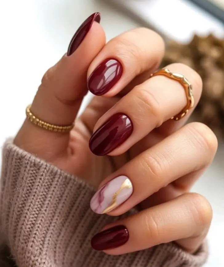 Мраморный маникюр с золотом и темно красные ногти