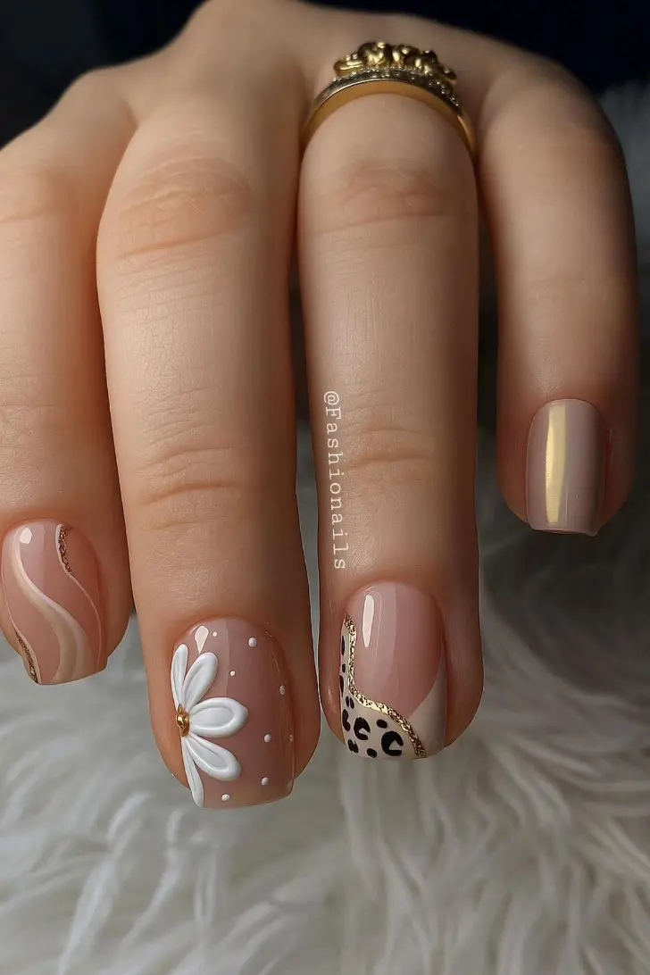 На чистые короткие ногти добавлены цветок и дерзкий принт леопарда