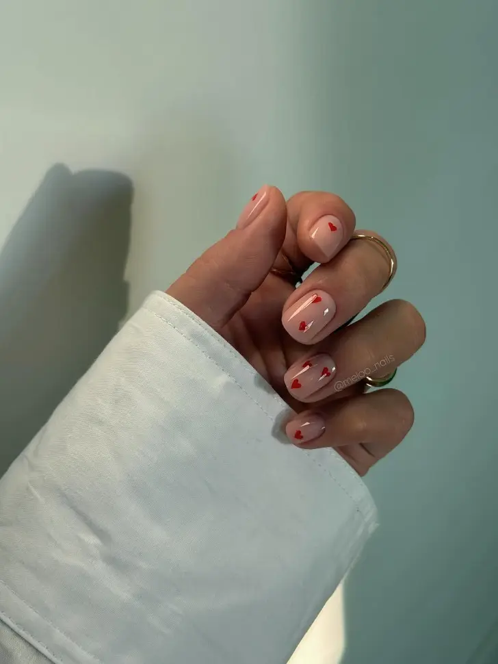 Натуральные короткие ногти с красными сердечками