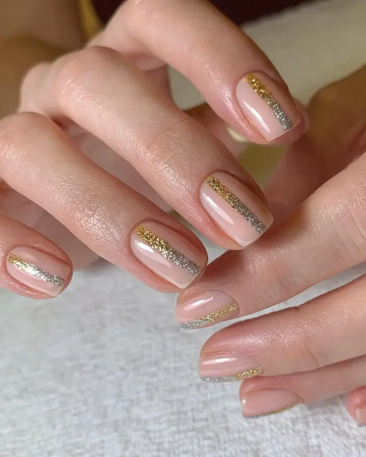 Натуральные короткие ногти с полосой из золота и серебра