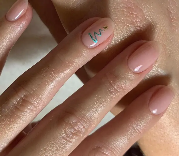 Натуральные ногти с дизайнерской зеленой елкой