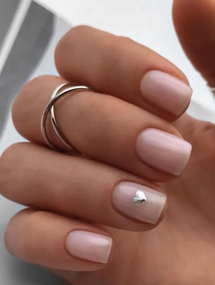 Натуральные ногти с одним серебристым. сердцем на День всех влюбленных