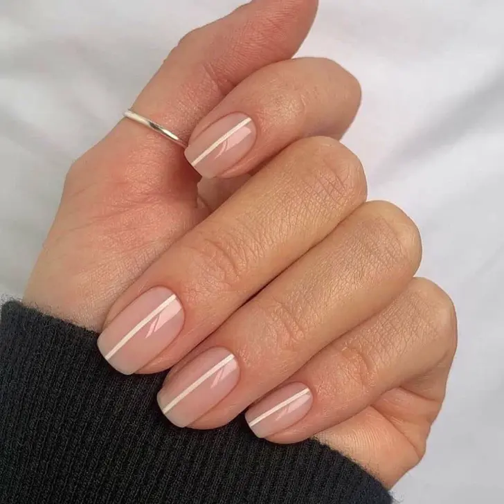 Натуральные ногти с вертикальной белой линией