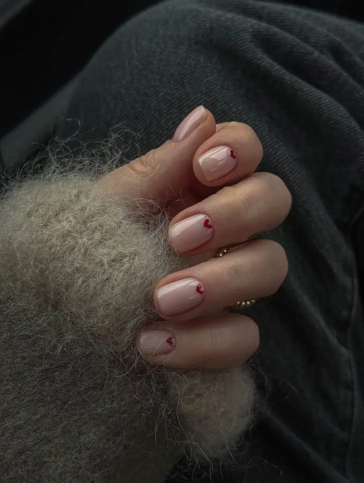 Натуральный короткий маникюр с красными галочками на день всех влюбленных