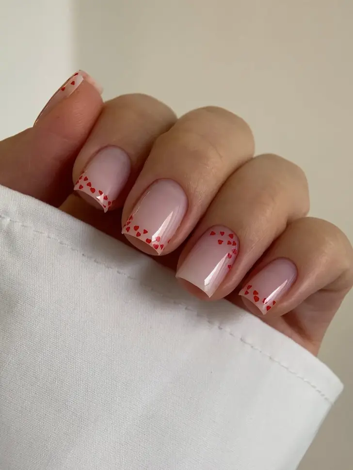 Натуральный квадратный маникюр с красными микро сердечками на День святого Валентина