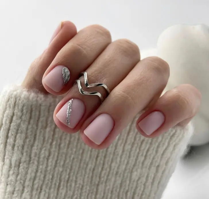 Натуральный маникюр с полоской из серебра