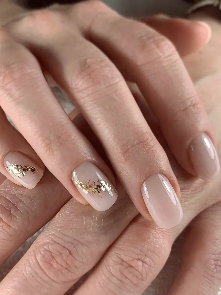 Натуральный маникюр с толстой золотой линией