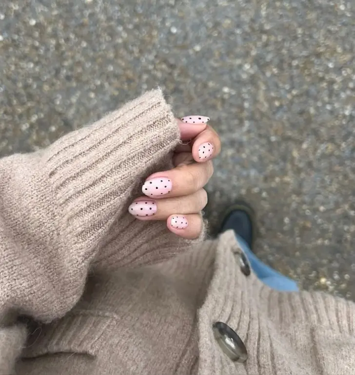 Нежные ногти с черным горошком