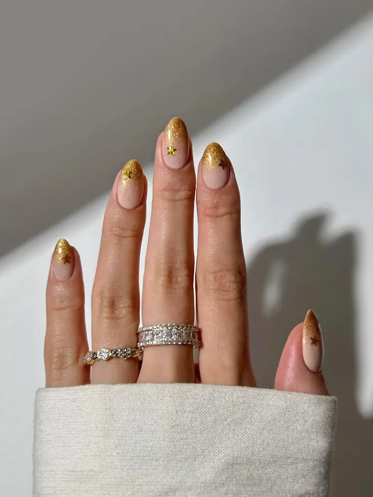 Ногти с золотым градиентом и миниатюрными звездами