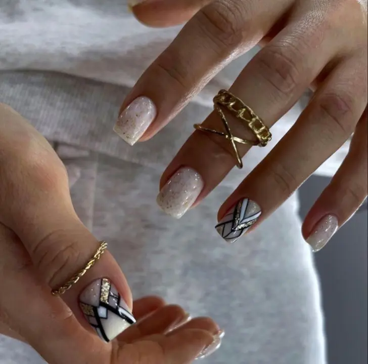 Очень сложный и стильный маникюр на молочной основе