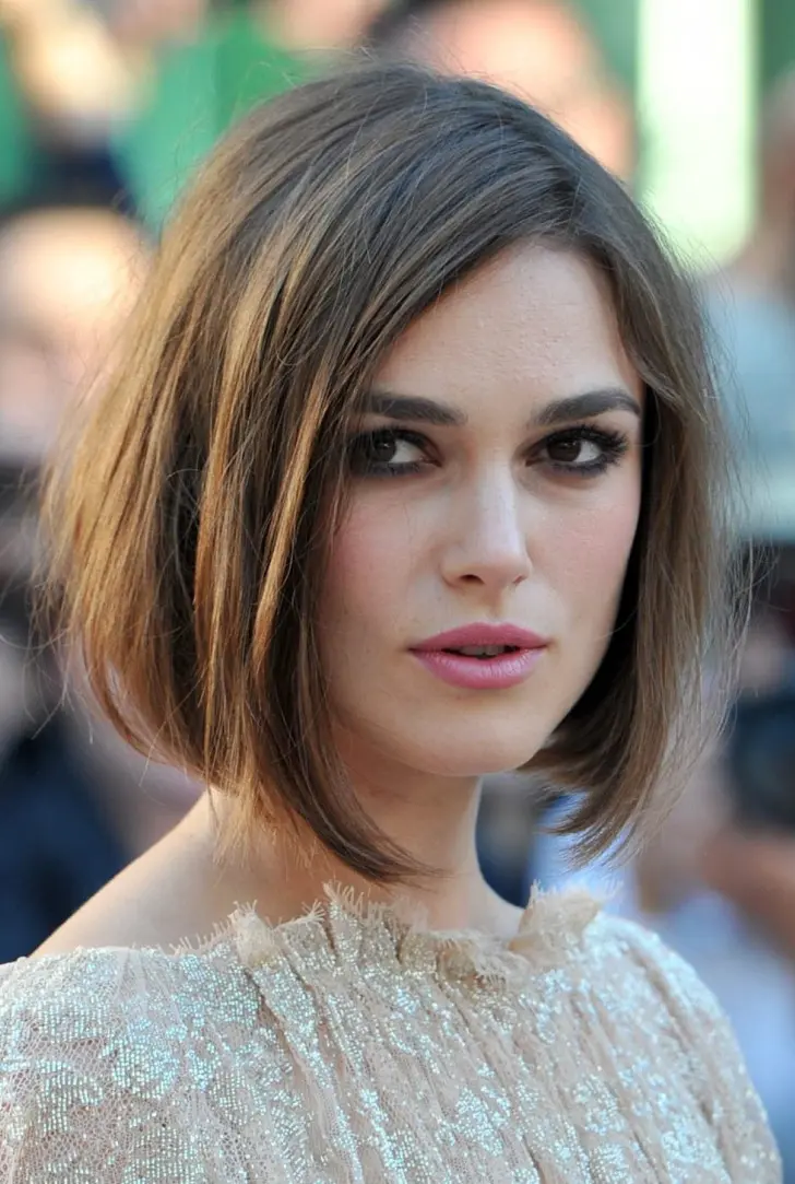 Овальный боб на прямых немного растрепанных волосах