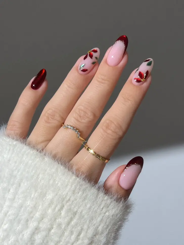 Овальный маникюр с цветами и красным френчем подчеркнутым золотом