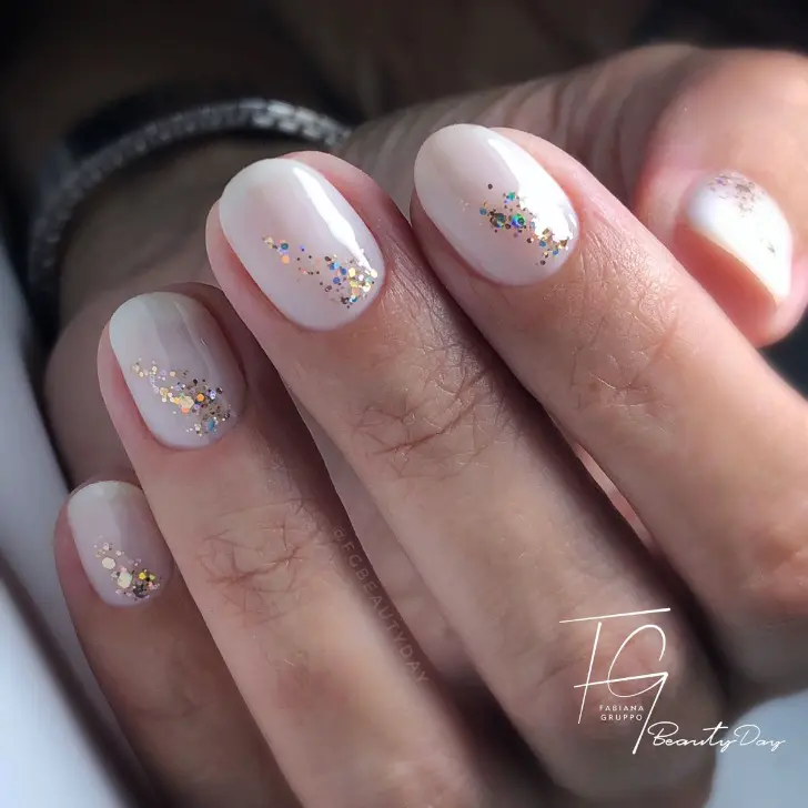 Овальный маникюр с небольшим участком блесток
