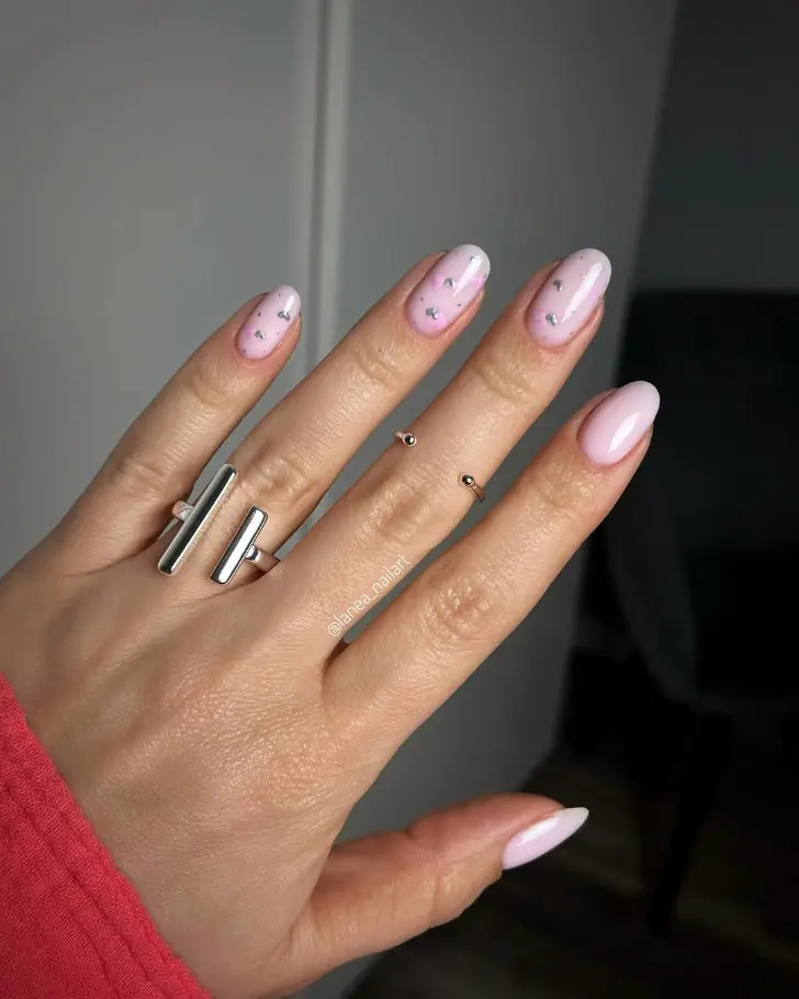 Овальный маникюр с розовыми и серебряными сердечками на День всех влюбленных