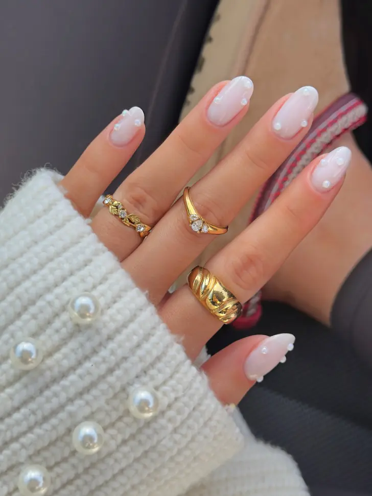 Овальный маникюр с жемчужинами и основой в цвете облачный танцор