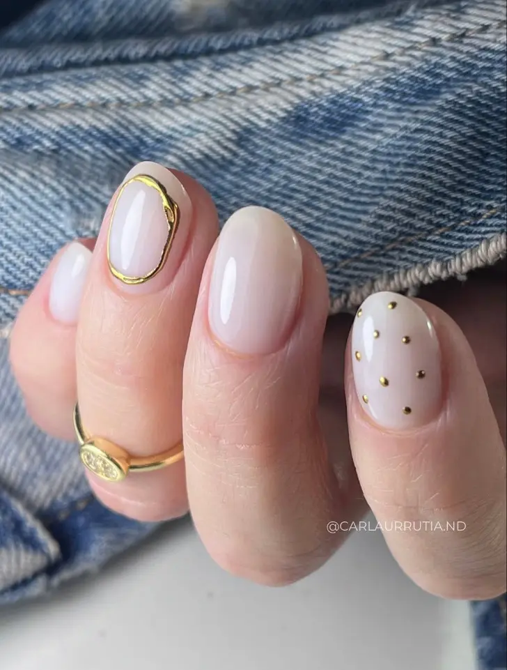 Овальный маникюр с золотым овалом и горошком