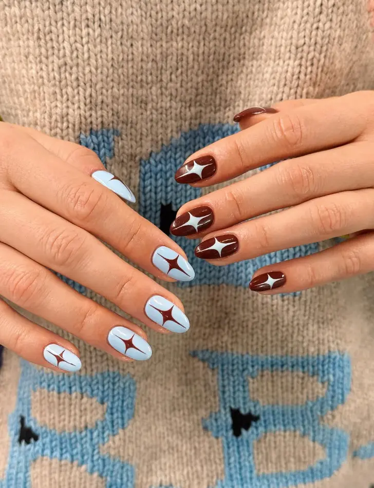 Овальный маникюр со звездами на коричнево синей основе