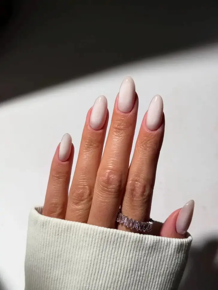 Овальный маникюр светлая аура