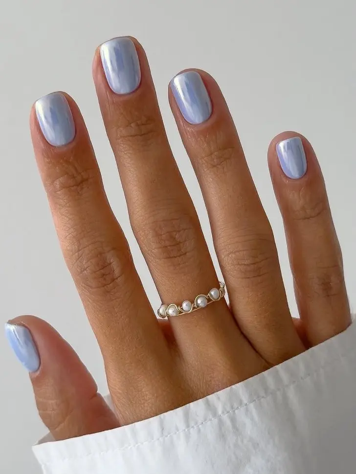 Перламутровый короткий маникюр