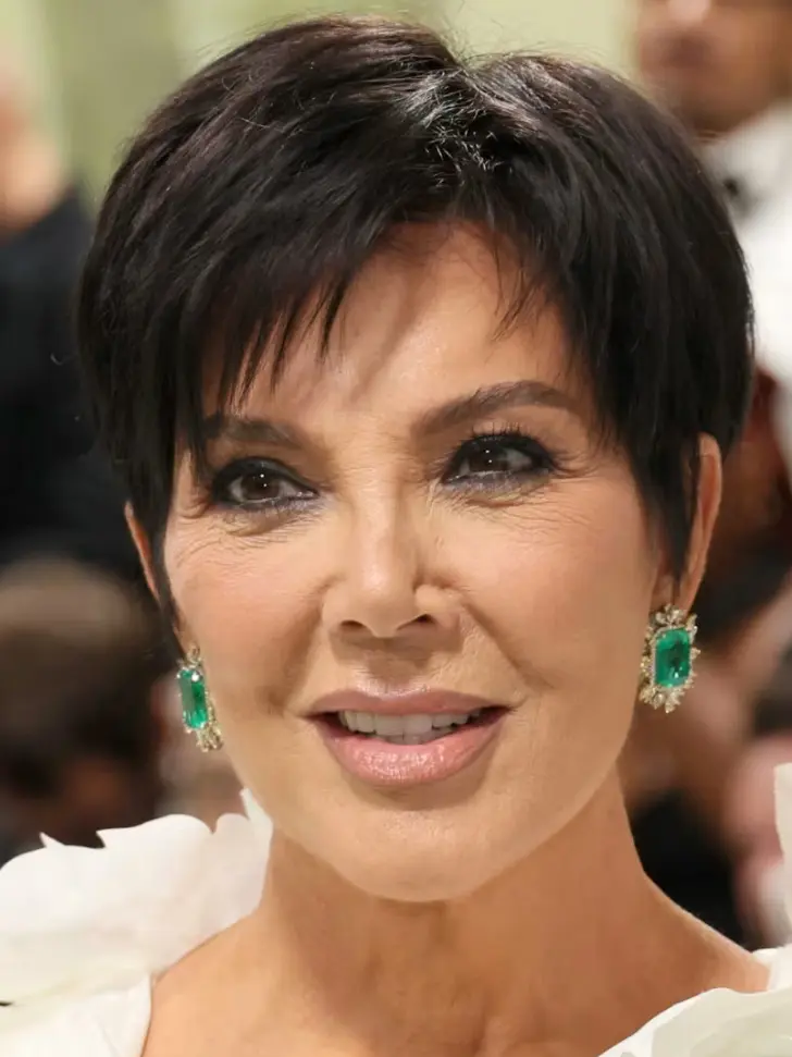 Пикси с длинной асимметричной челкой