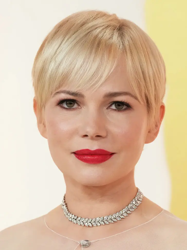 Прическа пикси с нежной челкой на светлых волосах