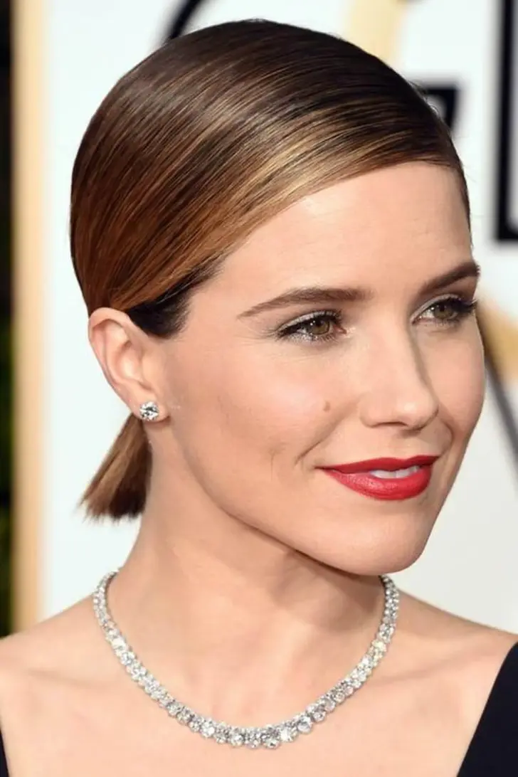 Прическа с гладкими короткими волосами и низким конским хвостом