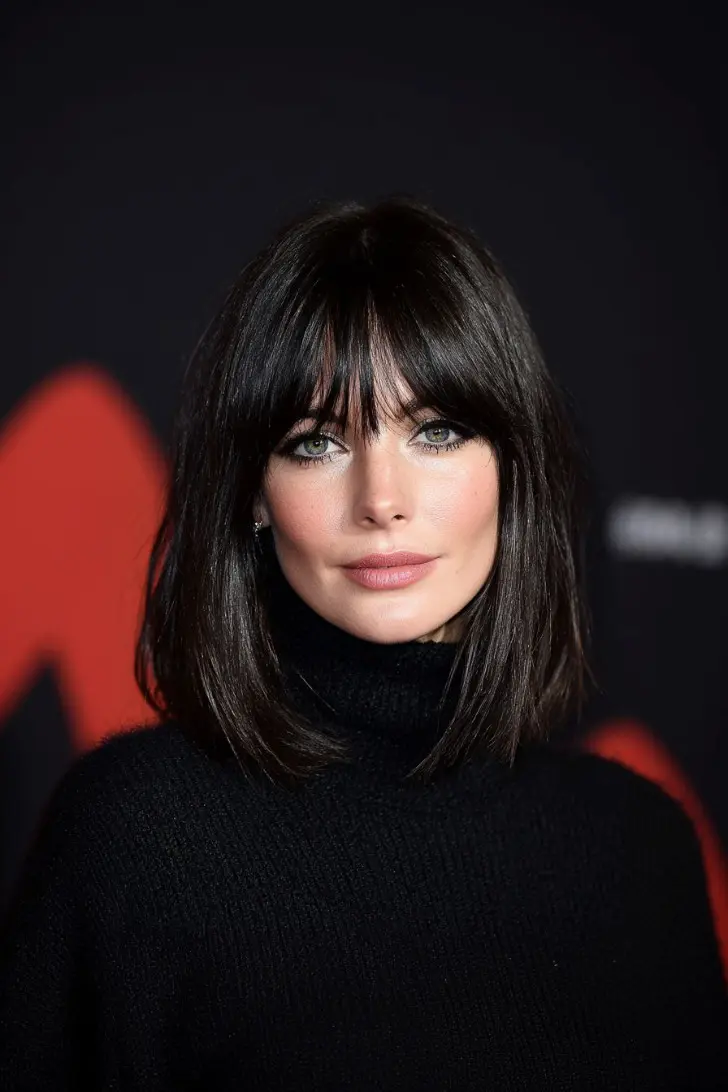 Прическа с прямыми волосами и длинной аккуратной челкой