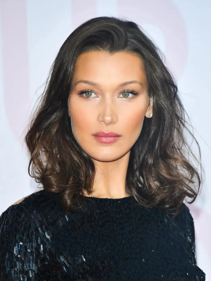 Прическа со слоями волною задранными вверх на тонких волосах