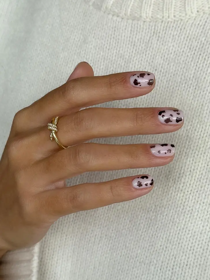 Принт коровы на коротких ногтях в шоколадно коричневом оттенке