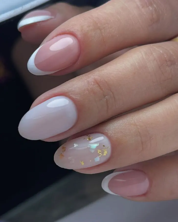 Простые но шикарные ногти с золотой фольгой и френчем