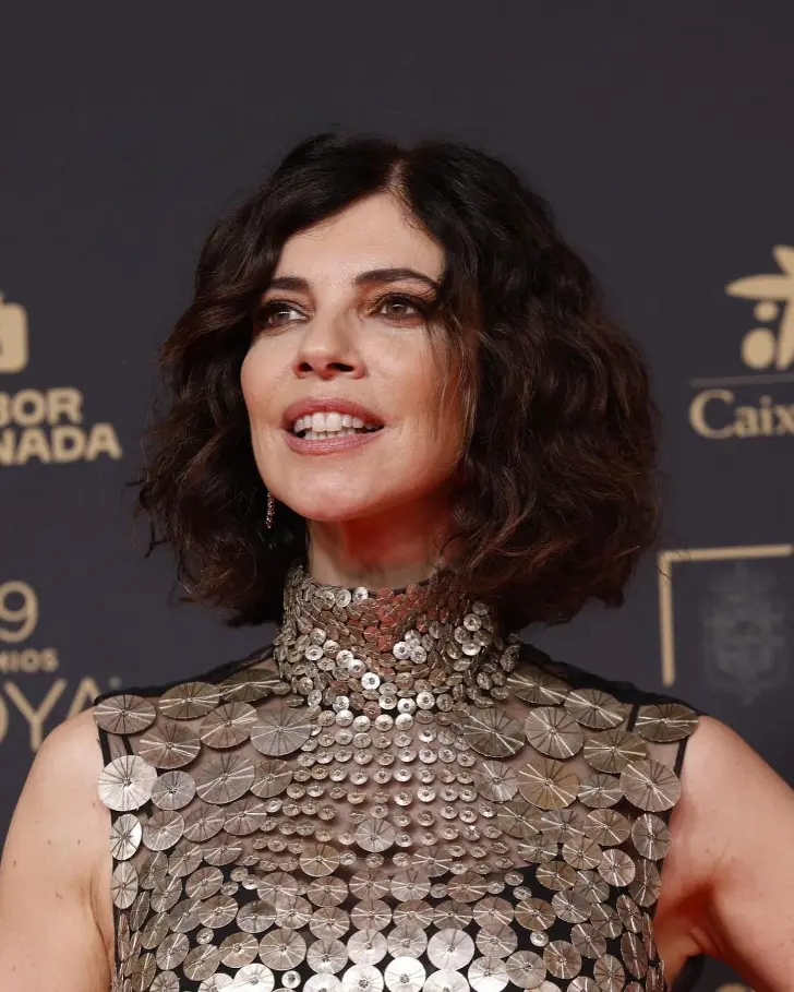 Пышный боб на кудрявых волосах