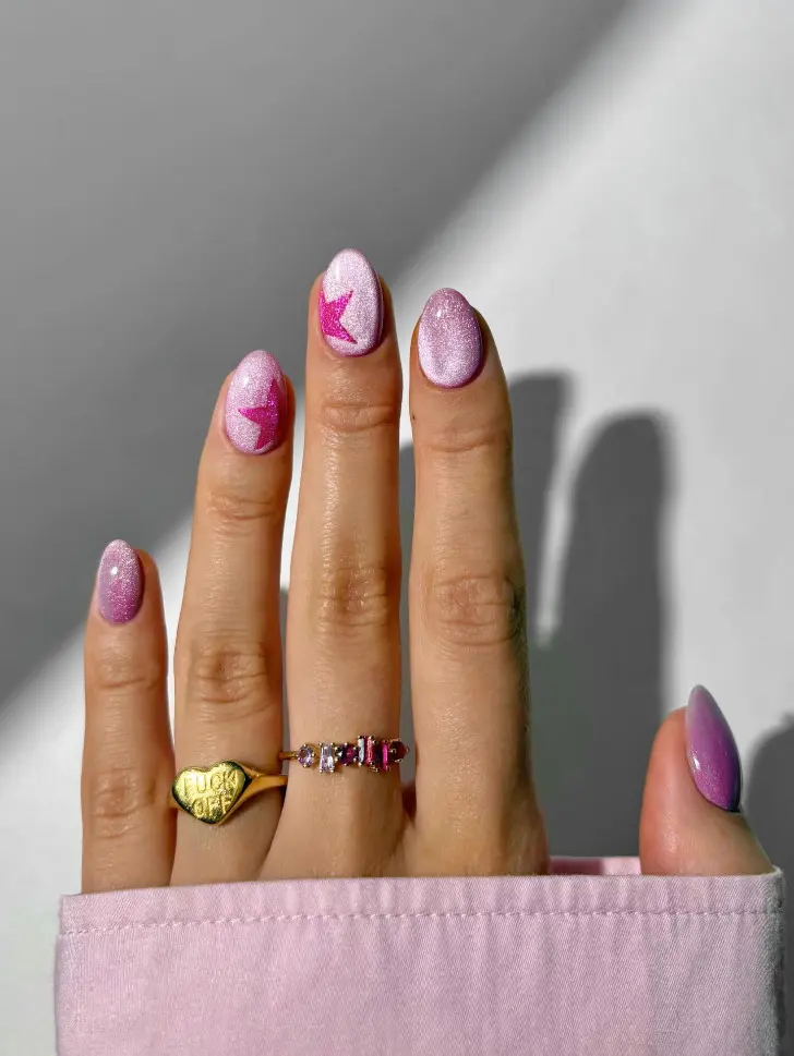 Розовый маникюр в стиле кошачий глаз и ногти цвета фуксии
