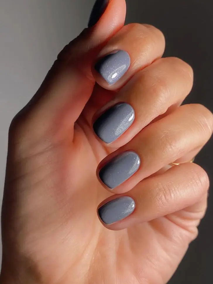 Серые ногти с легким блеском