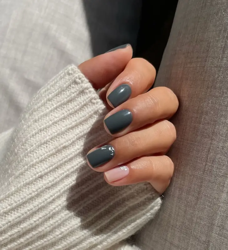 Серый маникюр с легким блеском