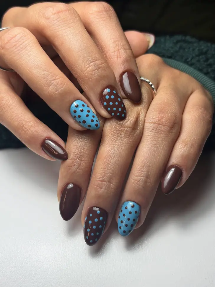 Синий маникюр в горошек на коричневых ногтях