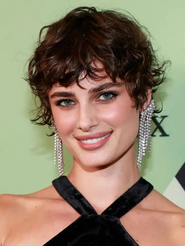 Стильная стрижка пикси с челкой на кудрявых волосах