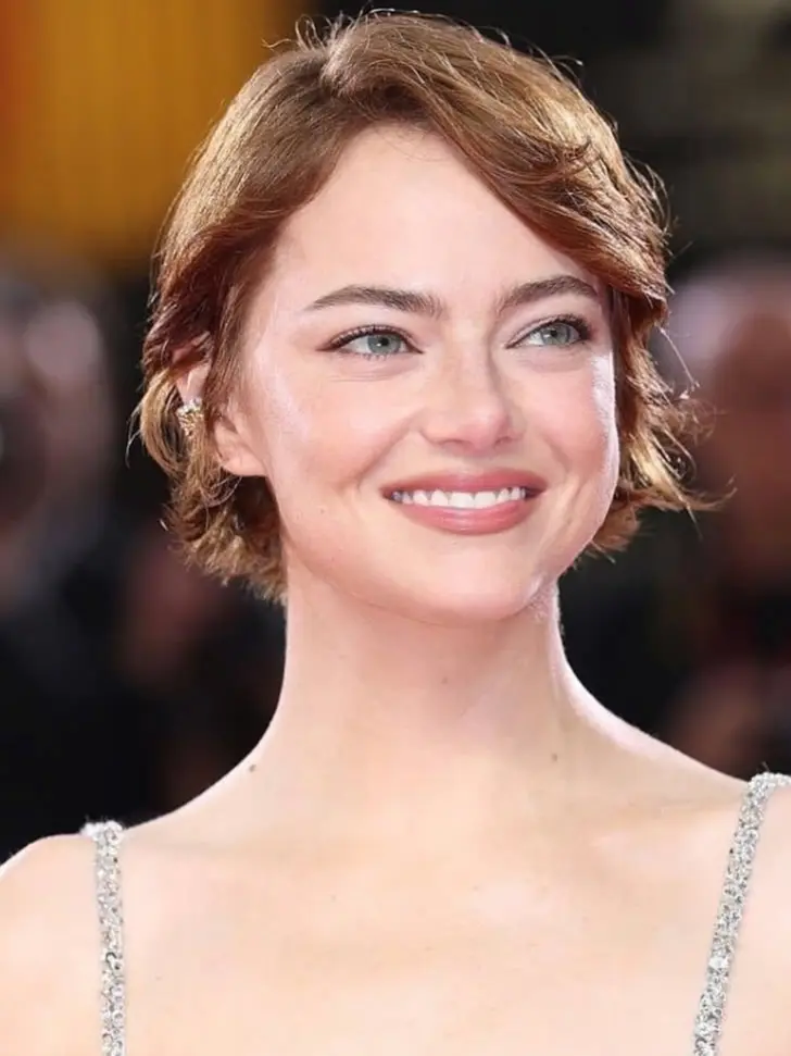 Стрижка бикси с боковым пробором и дерзкими слоями