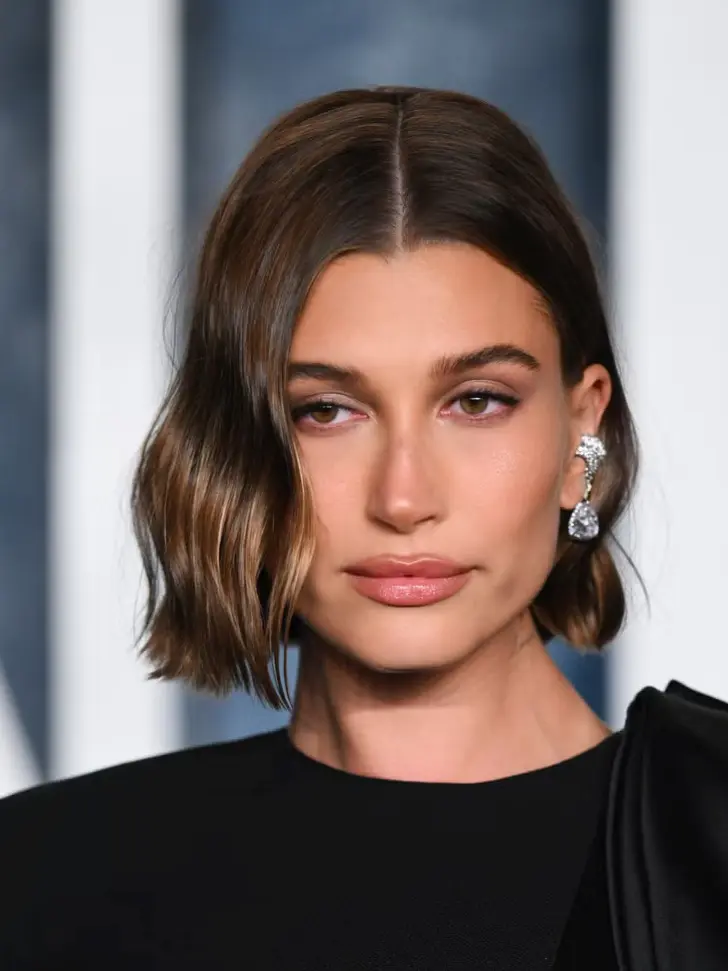 Стрижка боб с элегантной волной на тонких волосах