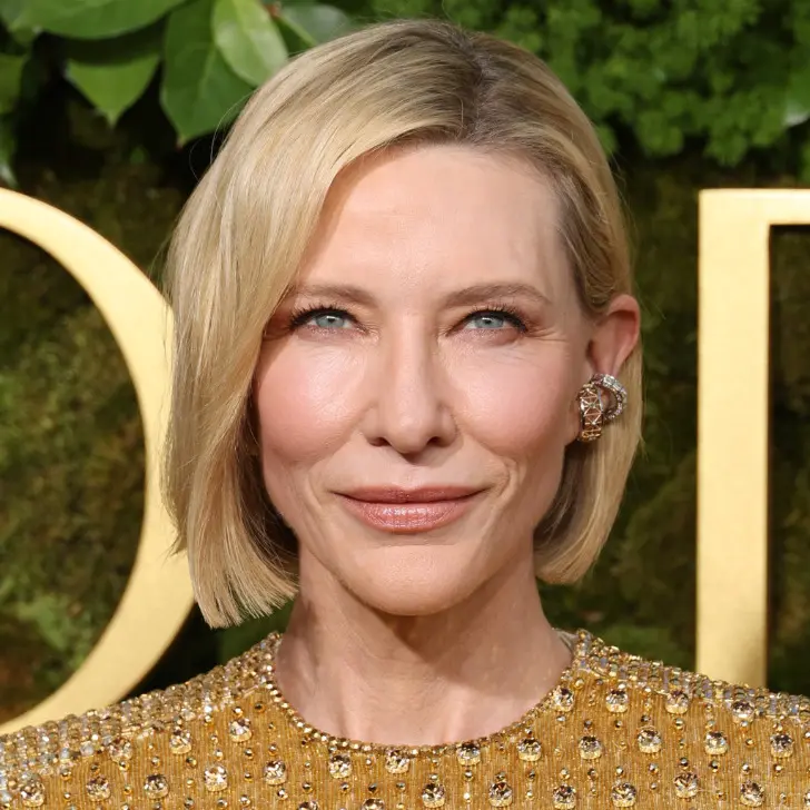 Стрижка боб с косым пробором и длинной челкой