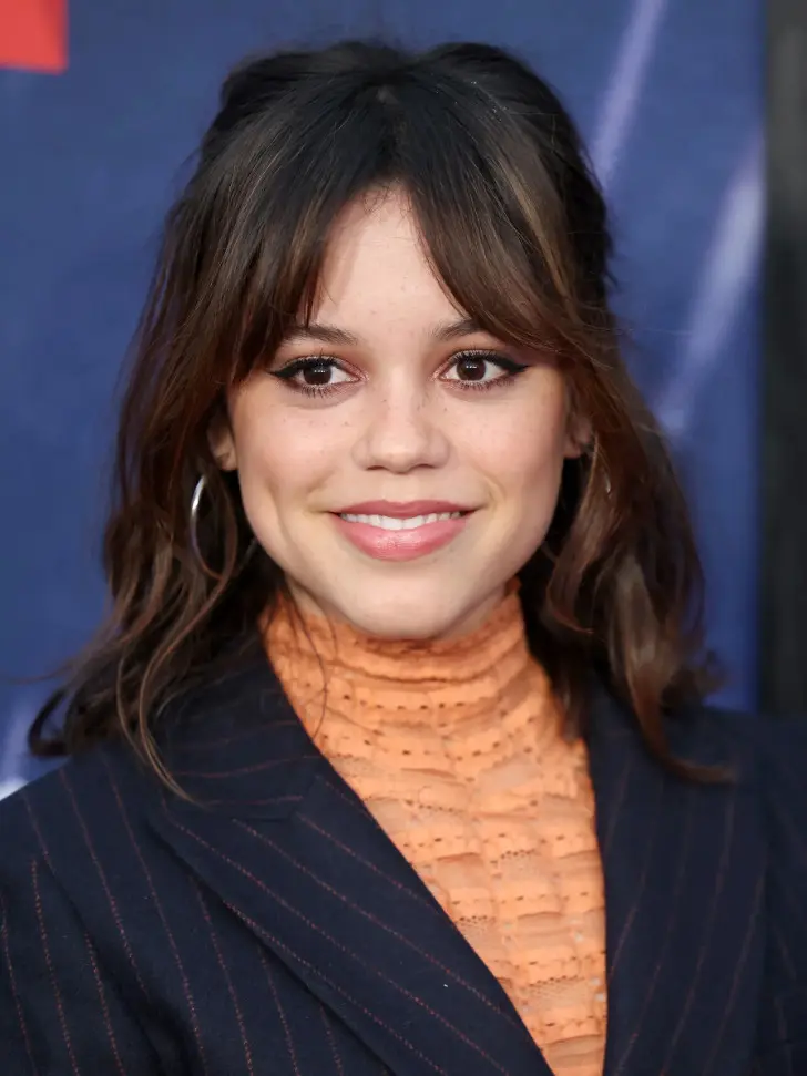 Стрижка до плеч с челкой шторкой