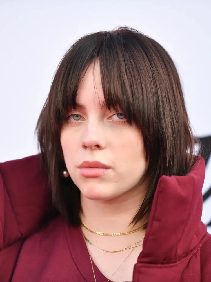 Стрижка до плеч с локонами подчеркивающими лицо