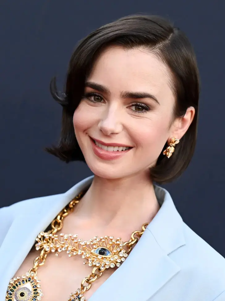 Стрижка каре с боковым пробором и челкой на тонких волосах