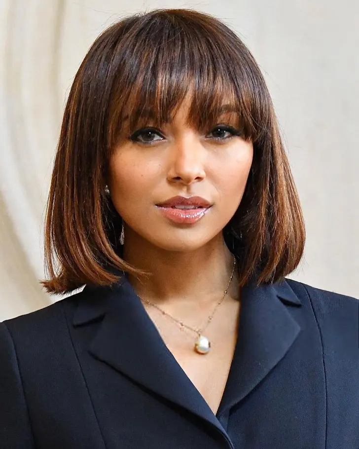 Стрижка каре с длинной челкой и прямыми волосами