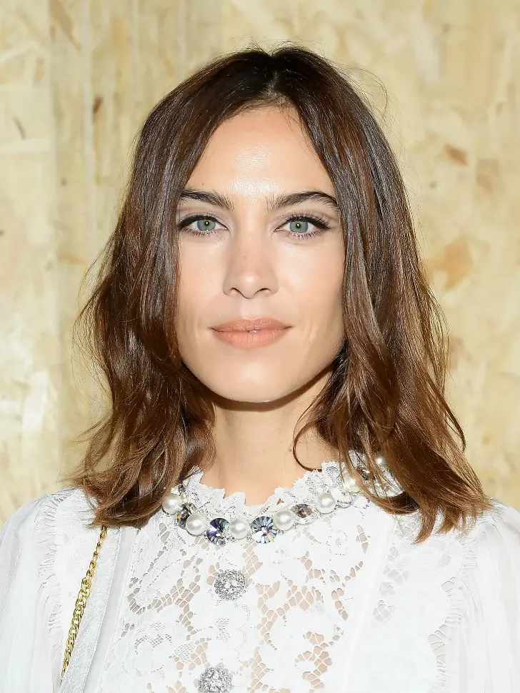 Стрижка в стиле бохо с боковым пробором на тонких волосах