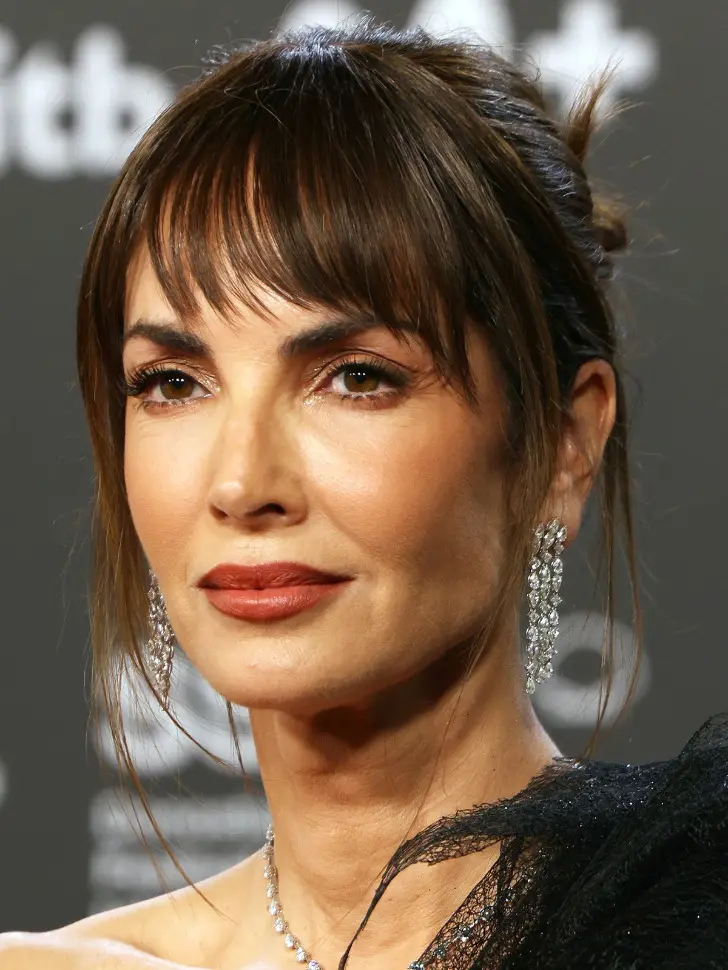 Струящаяся длинная челка с гармоничной прической