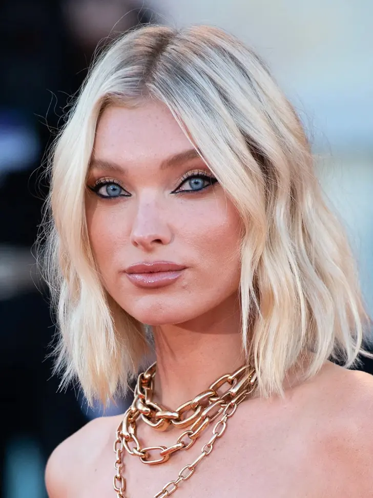 Трендовый лонг боб с легкими волнами и пробором чтобы изменить имидж этой весной