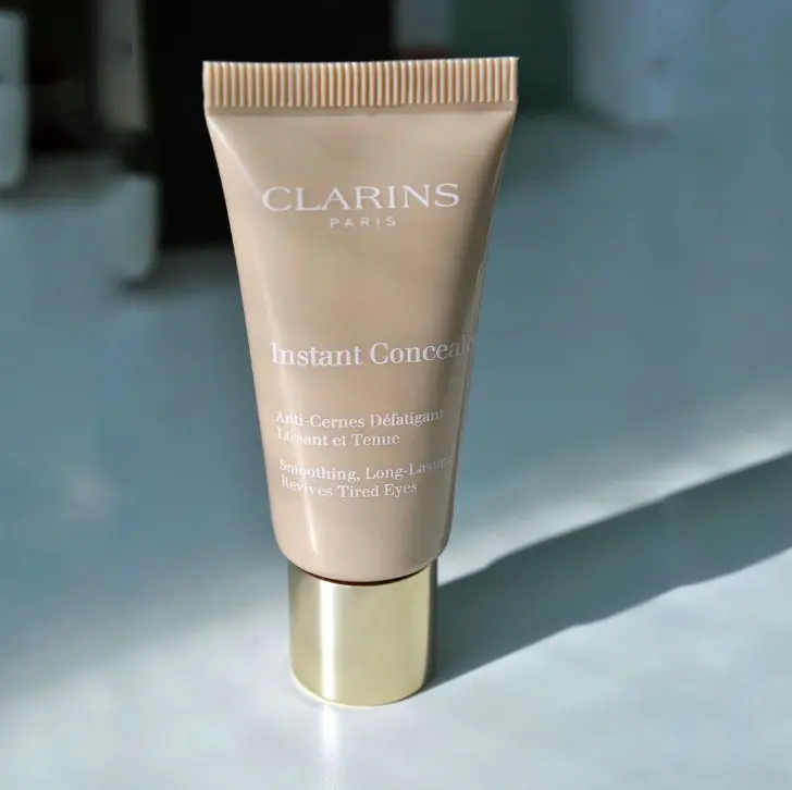 Тюбик с консилером от Clarins