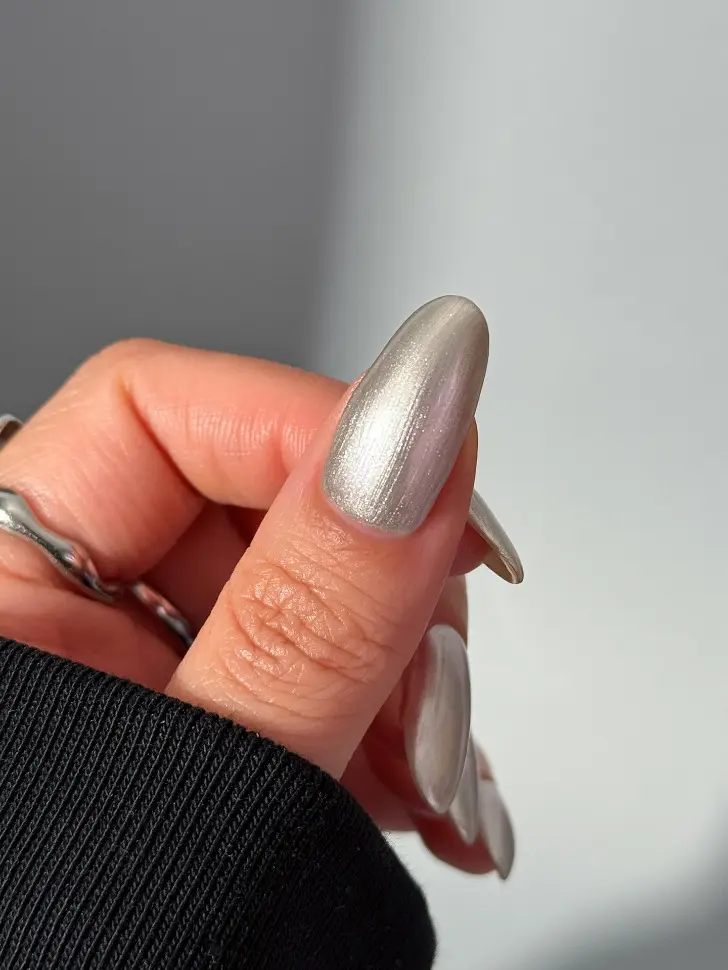 Жемчужные ногти с 3Д линиями